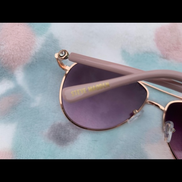 Jessica Simpson Sunglasses with Case - Picture 4 of 4